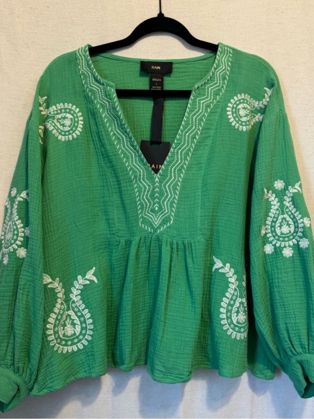 RAIN Green Embroidered V-Neck Peasant Blouse really beautiful tags included sz.L